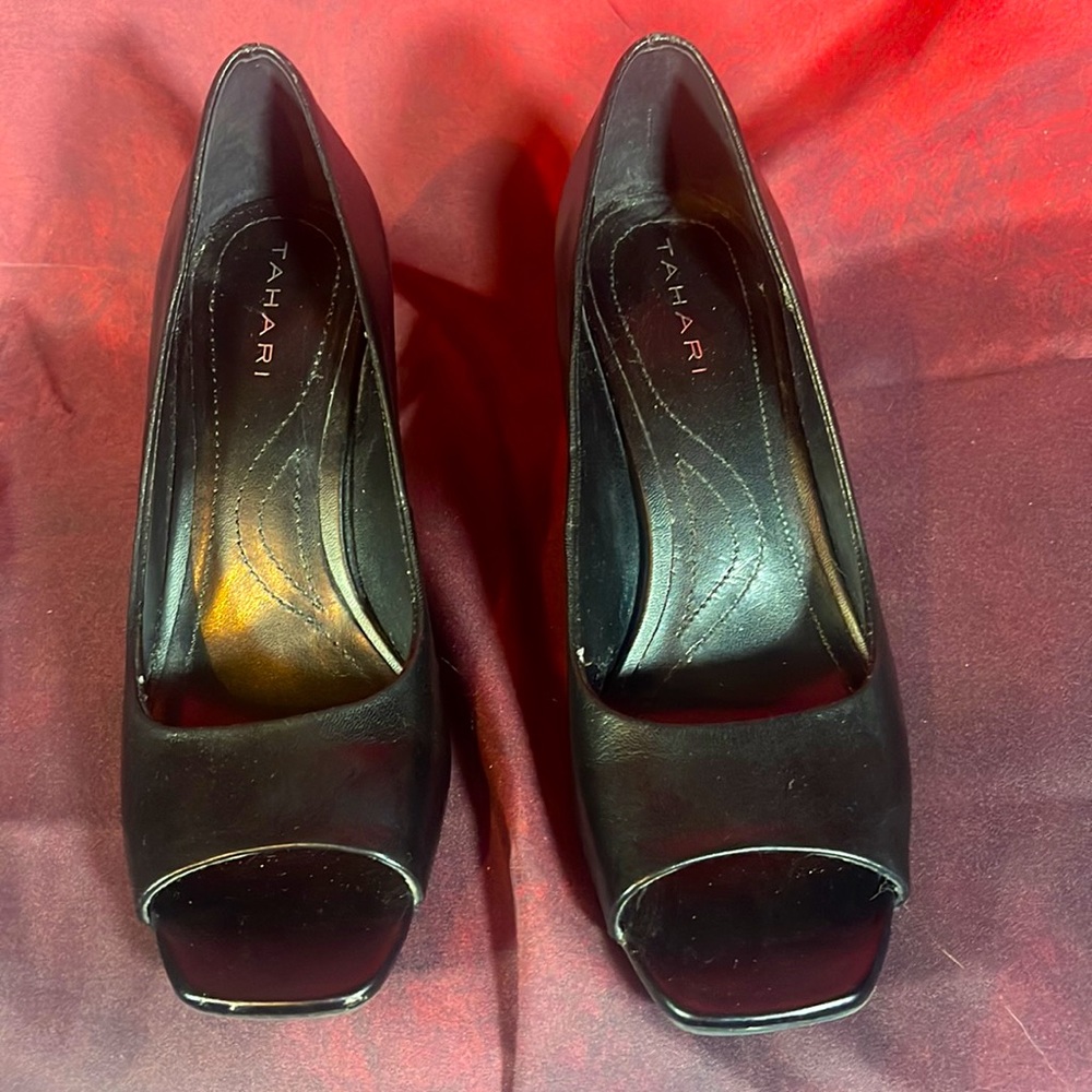 Tahari Riddle open tape pump